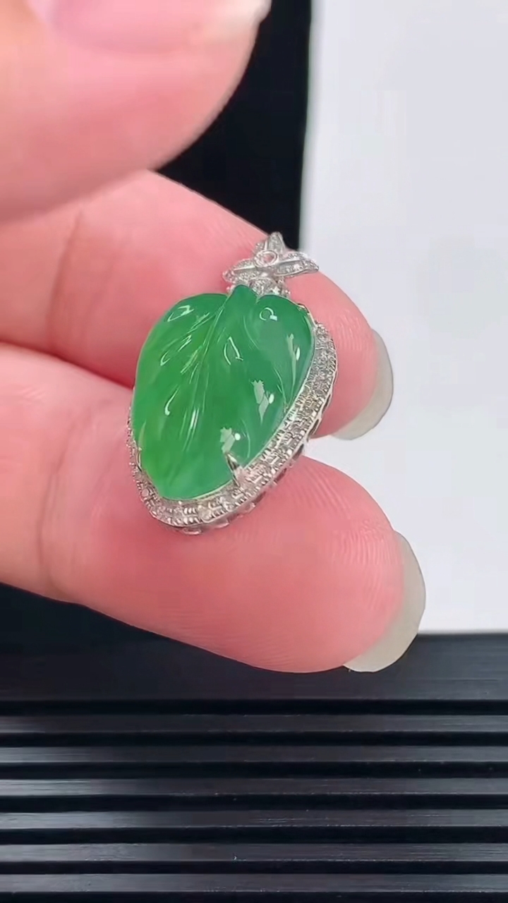 天然A货翡翠金枝玉叶 叶子吊坠，尺寸28-15.6-7.6，裸石18-13 重量:4.02g
6月11日