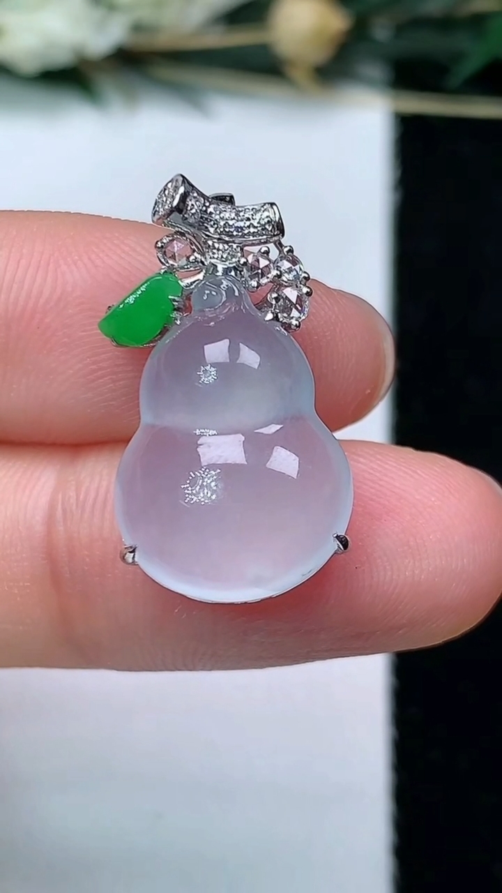 天然A货翡翠白冰葫芦吊坠，尺寸16.5-12.3-7.5，重量:3.12g
6月11日