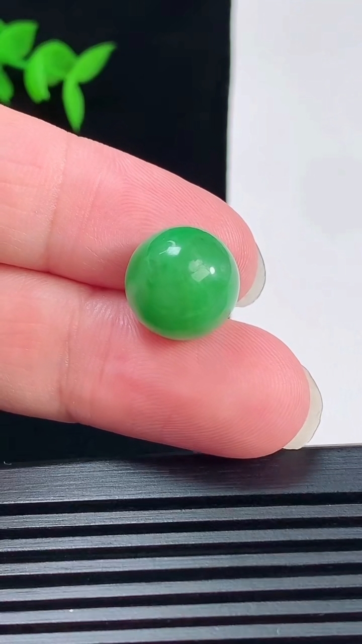 天然A货翡翠圆珠吊坠，尺寸13 重量:3.67g6月11日
工厂直销收藏佳品,种好水足，色泽均匀，有