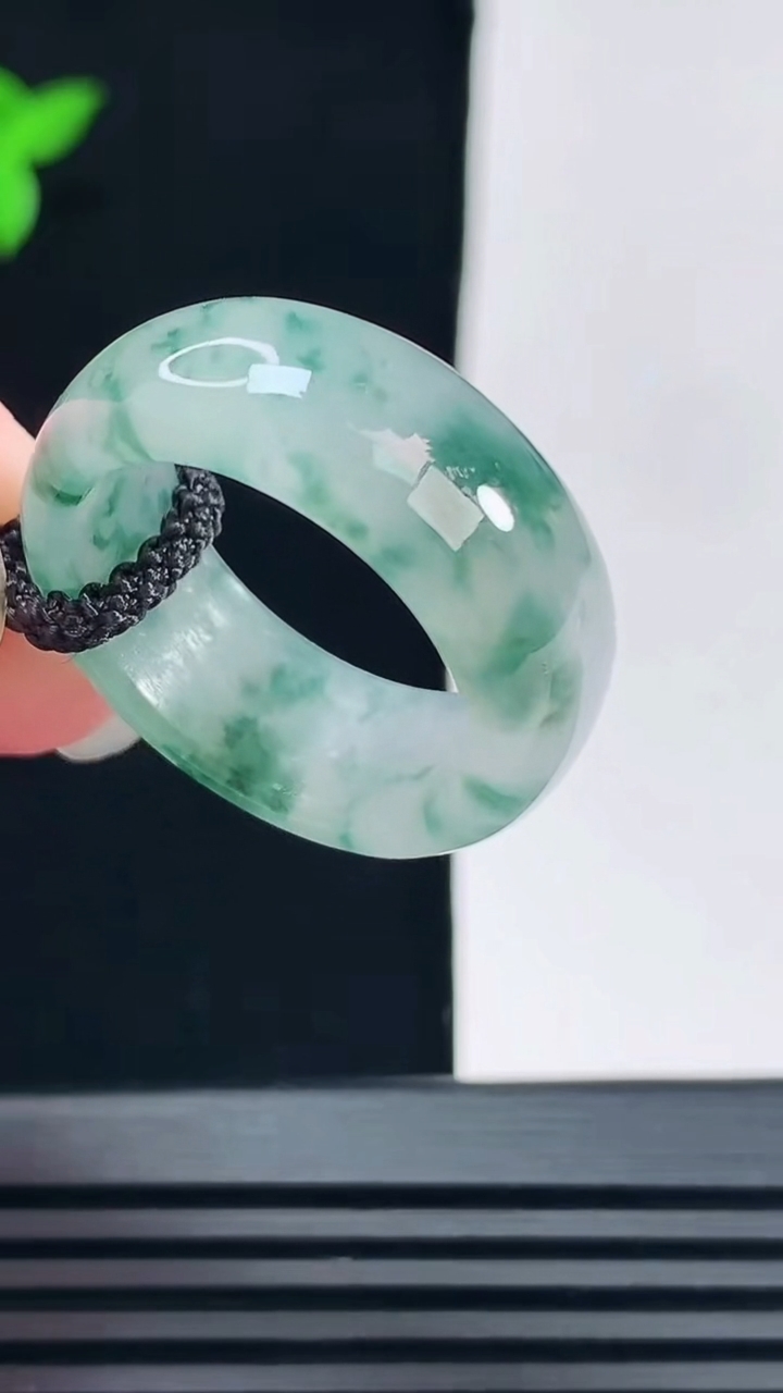 天然A货翡翠冰种飘花玉指环 戒指，尺寸19.8-9-3.6 重量:7.15g2026年6月11日
工厂直销收藏佳品,种好水足，色泽均匀，有种有色，上手高大气！
