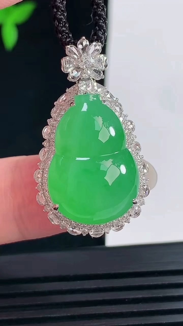 天然A货翡翠葫芦吊坠，尺寸34-19.6-13，裸石21-15 重量:7.82g
6月11日