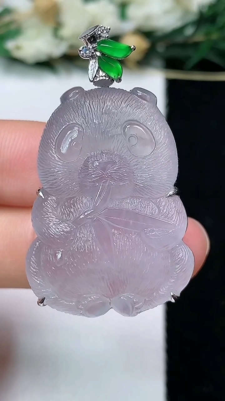 天然A货翡翠白冰熊猫吊坠，尺寸30.8-23.2-9.2，重量:11.12g
6月11日