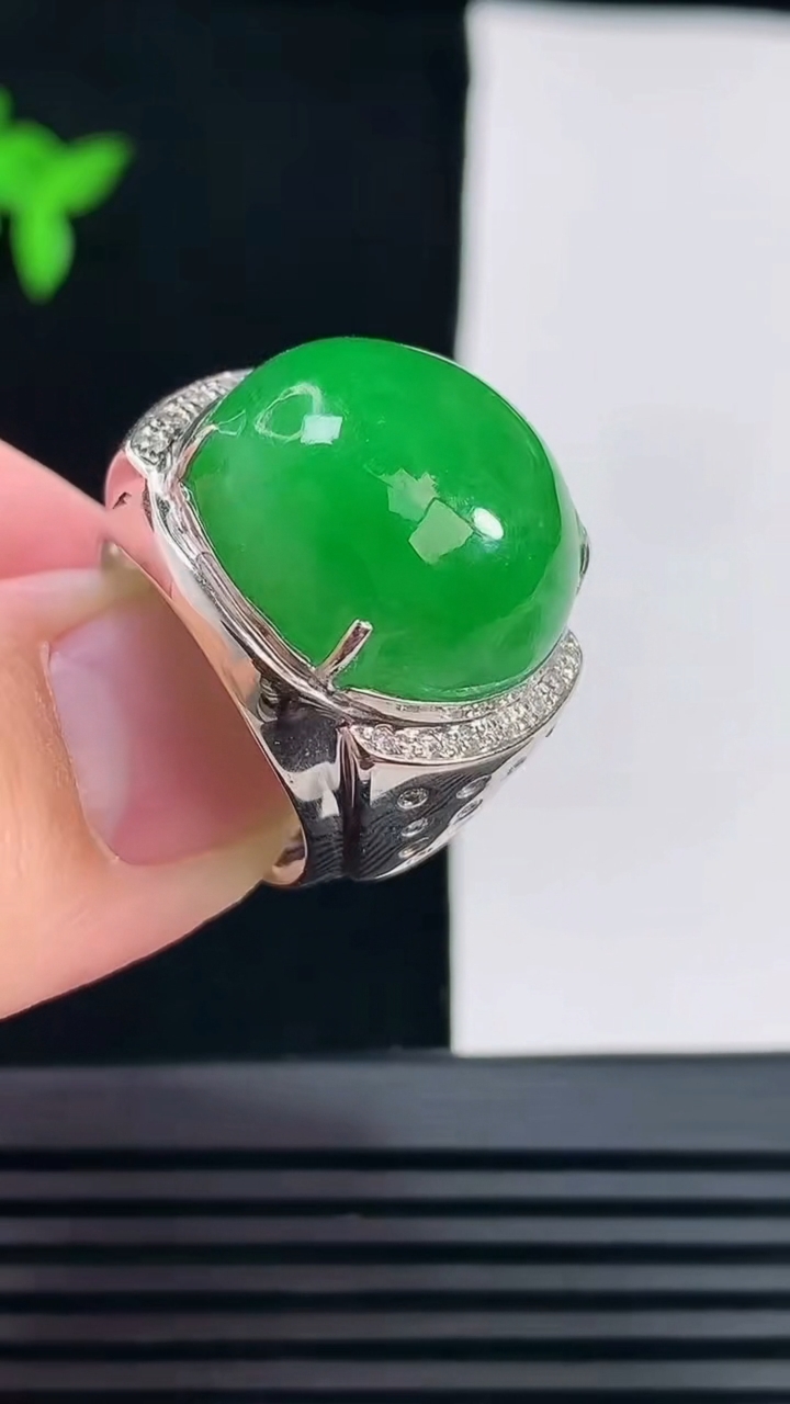 天然A货翡翠蛋面戒指，尺寸18.6-19-10.8 重量:17.01g2026年6月11日
工厂直销收藏佳品,种好水足，色泽均匀，有种有色，上手高大气！