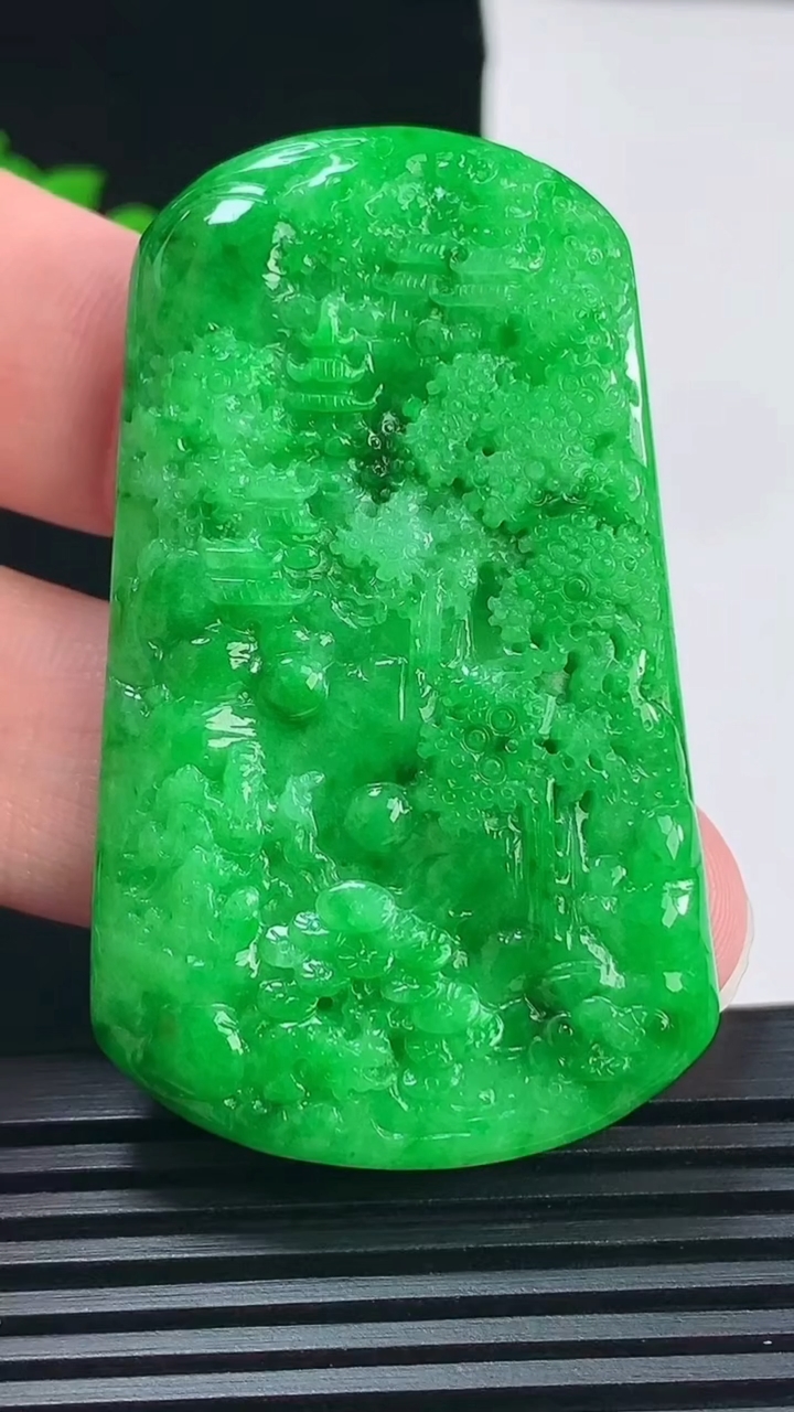 天然A货翡翠山水牌吊坠，尺寸57-34-5.8 重量:26.19g
6月11日