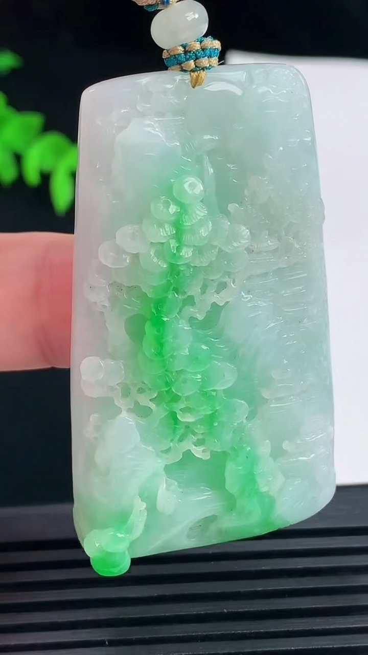 天然A货翡翠山水牌吊坠，尺寸55-32.6-10 重量:35.44g
6月11日