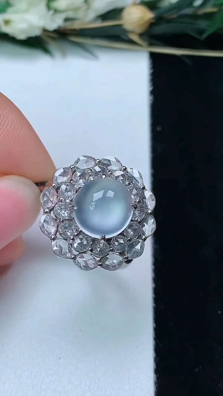天然A货翡翠白冰蛋面戒指，尺寸17.4-9.5-9，重量:7.52g2026年6月11日
工厂直销收