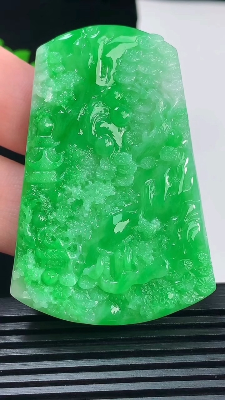天然A货翡翠山水牌吊坠，尺寸59.5-40-5.2 重量:26.77g
6月11日