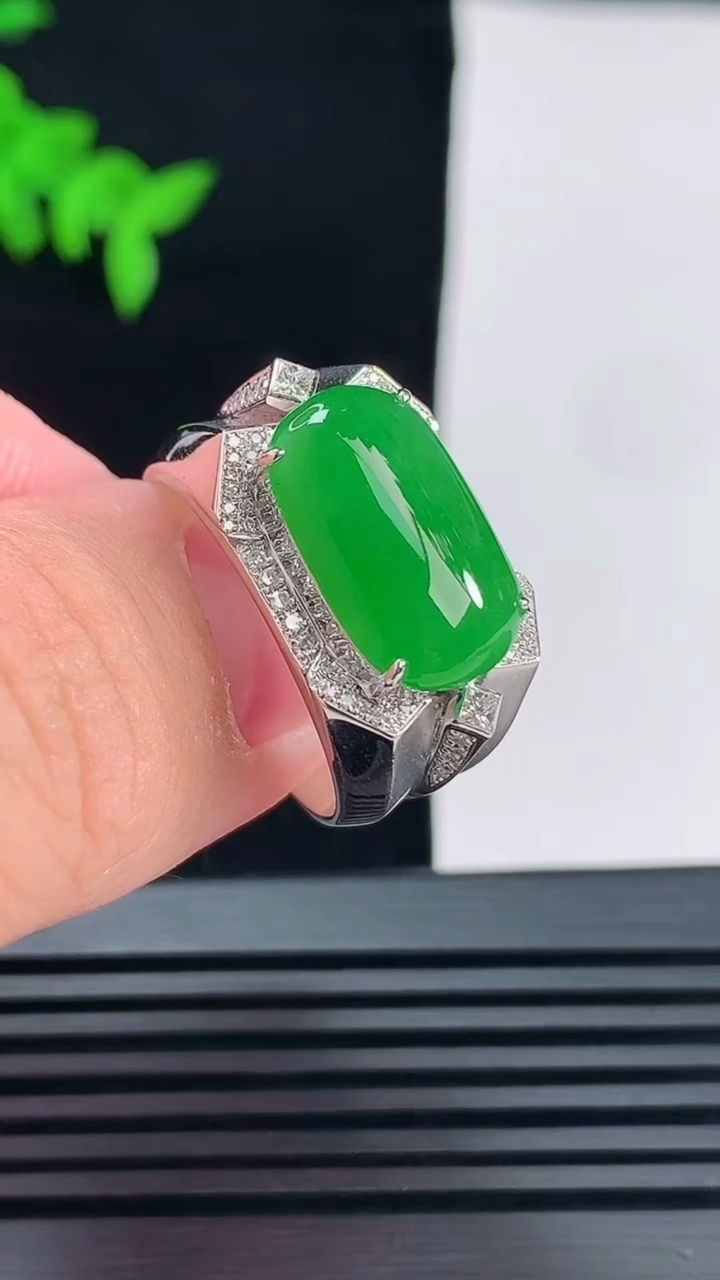 天然A货翡翠马鞍戒指，尺寸20-16-9.5-7.2 重量:10.21g2026年6月11日
工厂直