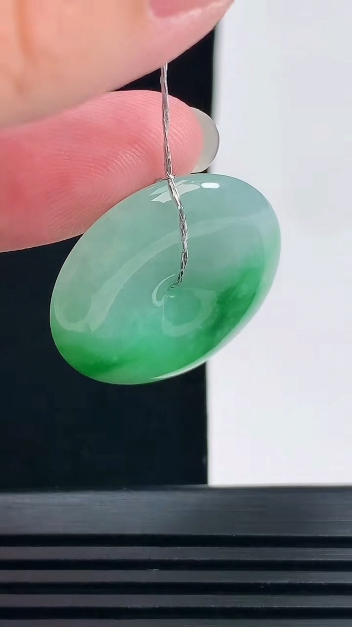 天然A货翡翠平安扣吊坠，尺寸26.5-5.6 重量:8.42g
6月11日