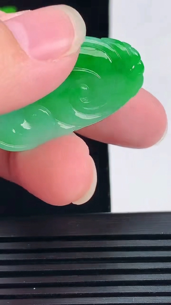 天然A货翡翠如意吊坠，尺寸39-22.5-5 重量:9.04g
6月11日
