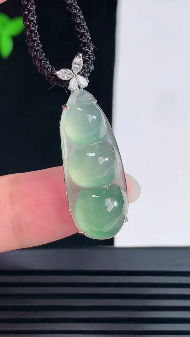 天然A货翡翠福豆吊坠，尺寸36-12-8.8裸石29-12 重量:3.76g
6月11日