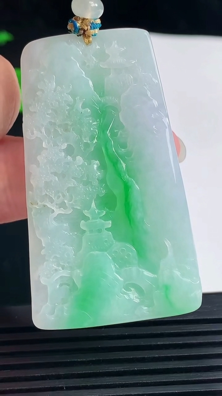 天然A货翡翠山水牌吊坠，尺寸55-32.6-10 重量:35.44g
6月11日