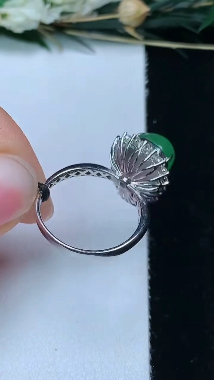 天然A货翡翠葫芦戒指，尺寸17.3-11.4-8.4，重量:4.25g2026年6月11日
工厂直销收藏佳品,种好水足，色泽均匀，有种有色，上手高大气！