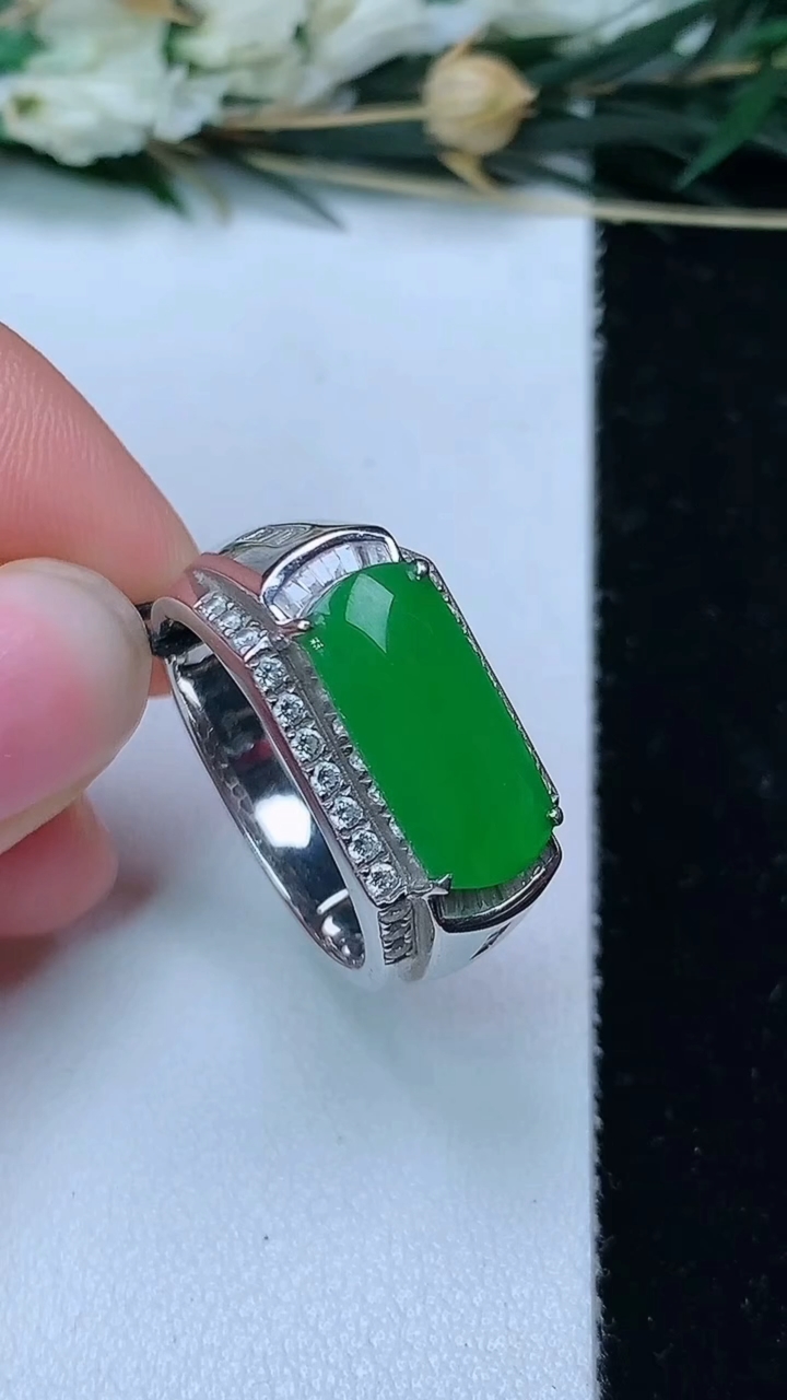 天然A货翡翠马鞍戒指，尺寸19.7-15.3-6.8，重量:6.40g2026年6月11日
工厂直销