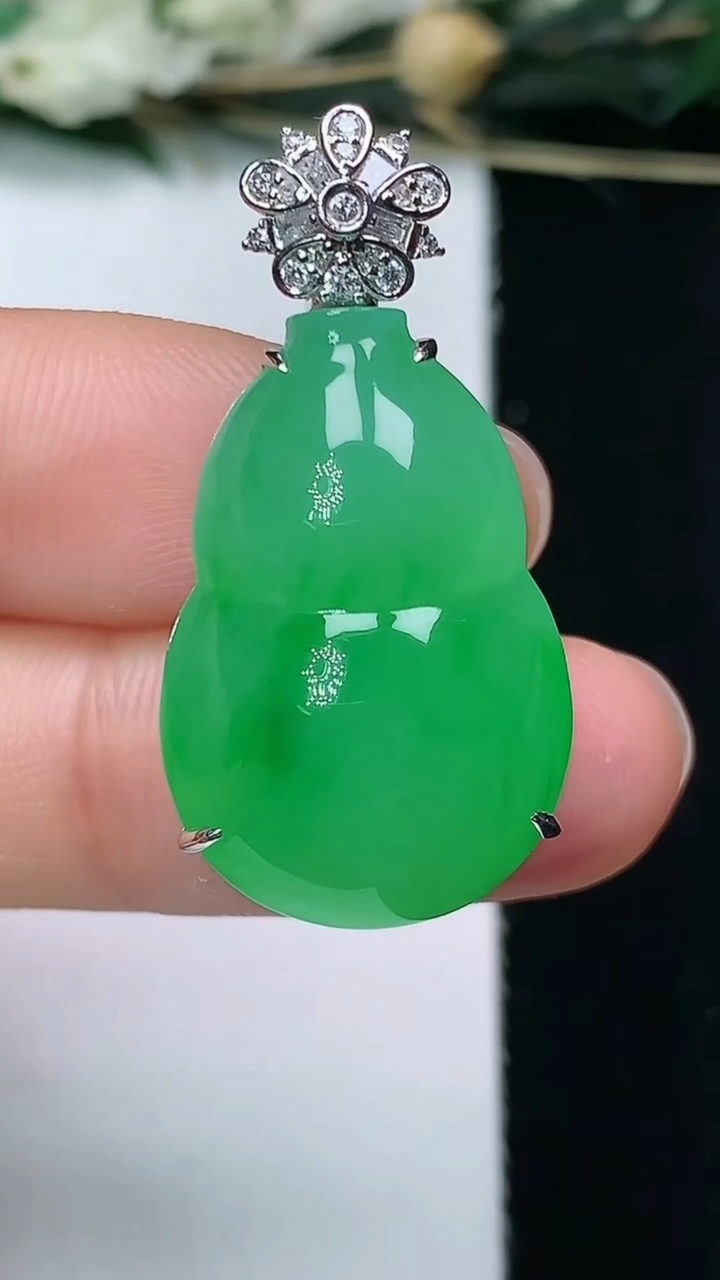 天然A货翡翠葫芦吊坠，尺寸24.2-16.2-10，重量:8.00g
6月11日