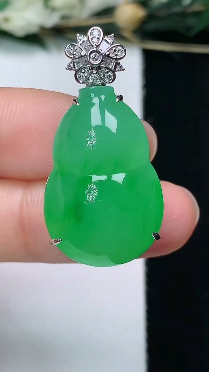 天然A货翡翠葫芦吊坠，尺寸24.2-16.2-10，重量:8.00g
6月11日