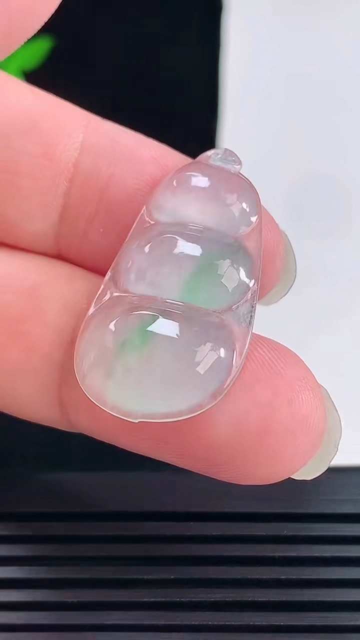 天然A货翡翠福豆镶嵌件，尺寸32.5-18-4 重量:3.69g
6月11日