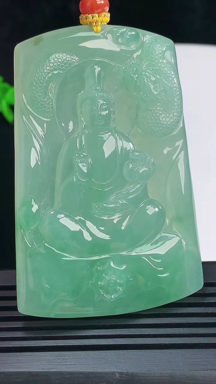 天然A货翡翠祥龙大势至菩萨吊坠，尺寸67-45-5.6 重量:42.11g
6月11日