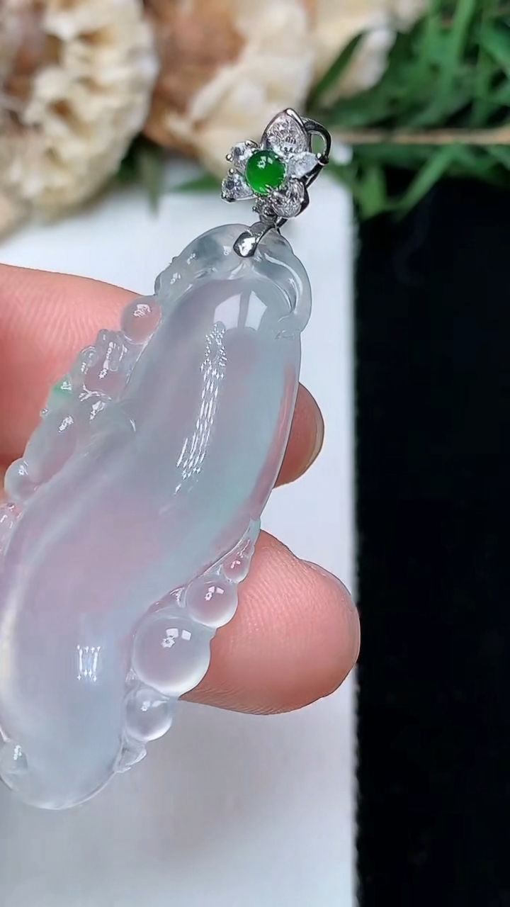 天然A货翡翠福瓜吊坠，尺寸39-19.8-5.5，重量:7.87g
6月11日