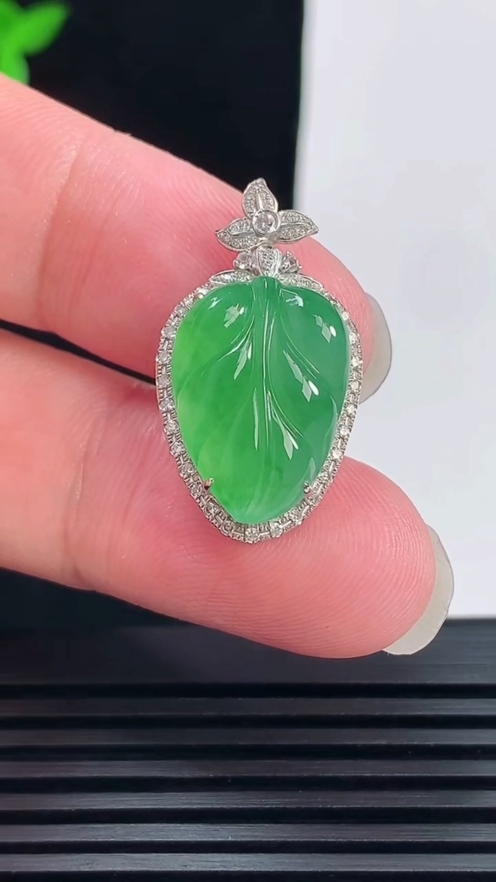 天然A货翡翠金枝玉叶 叶子吊坠，尺寸28-15.6-7.6，裸石18-13 重量:4.02g
6月1