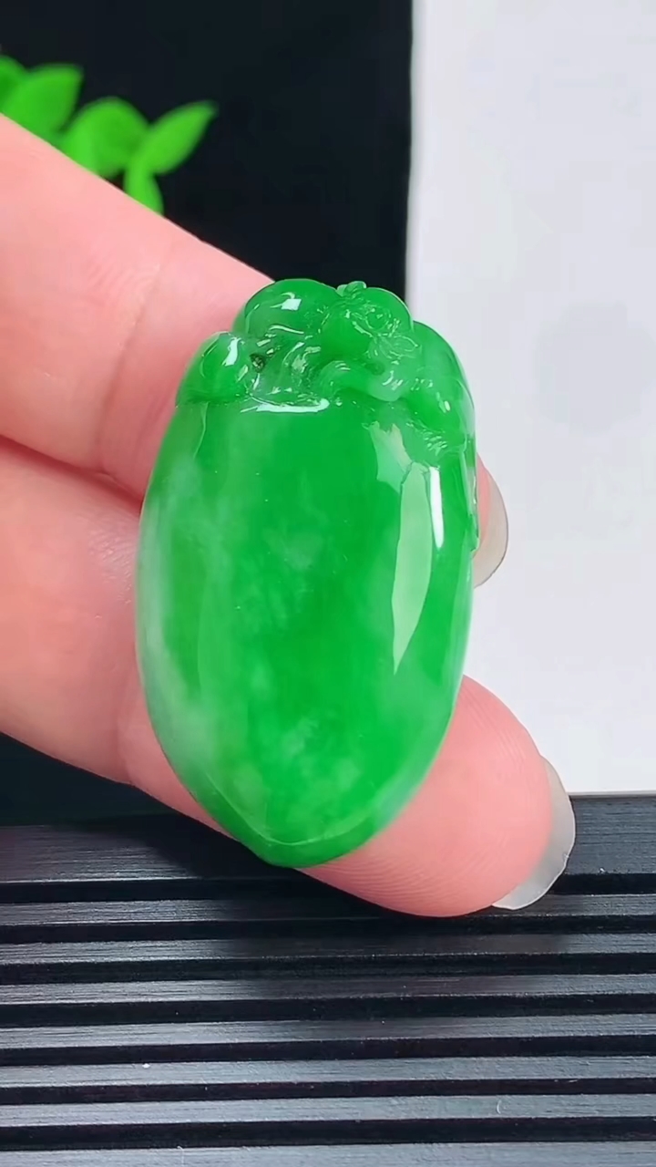 天然A货翡翠寿桃吊坠，尺寸36.6-21-9 重量:13.60g
6月11日