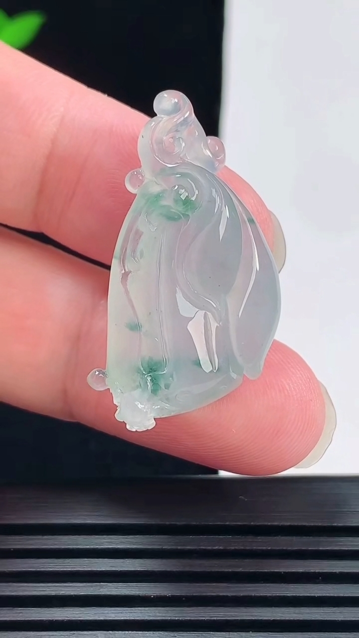 天然A货翡翠冰种飘花莲蓬吊坠，尺寸34-18-9 重量:7.68g
6月11日
