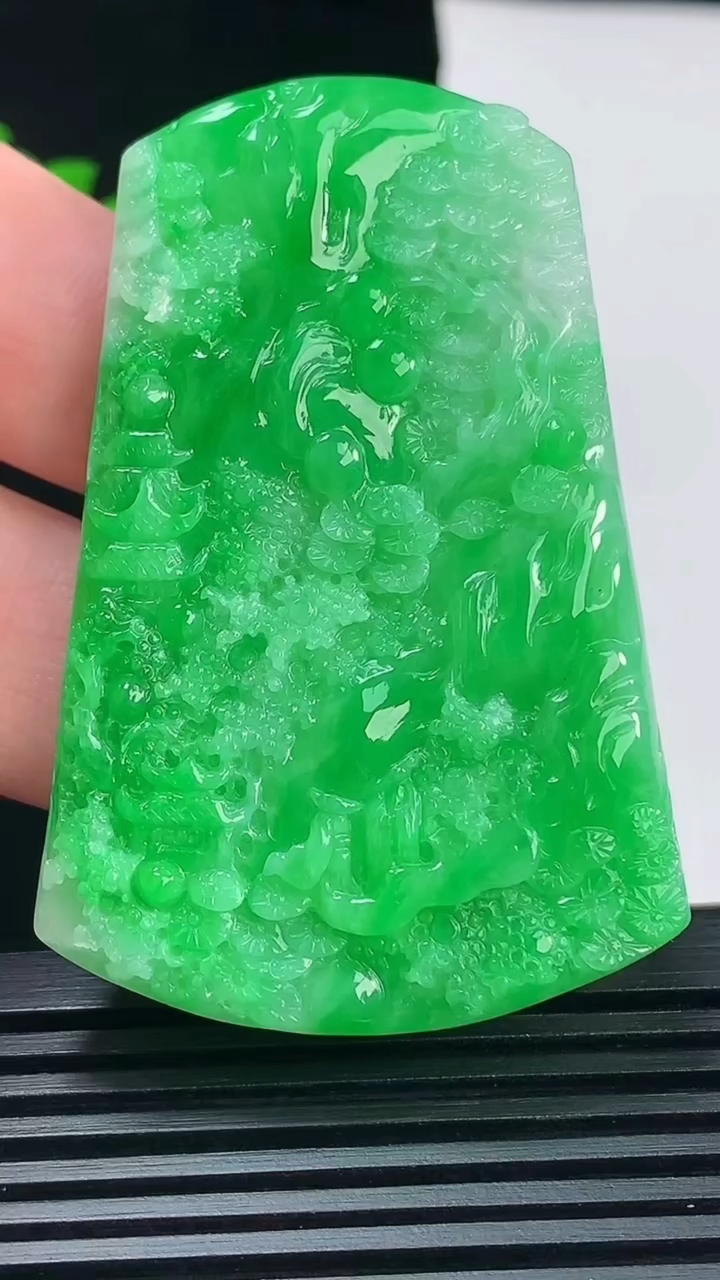 天然A货翡翠山水牌吊坠，尺寸59.5-40-5.2 重量:26.77g
6月11日
