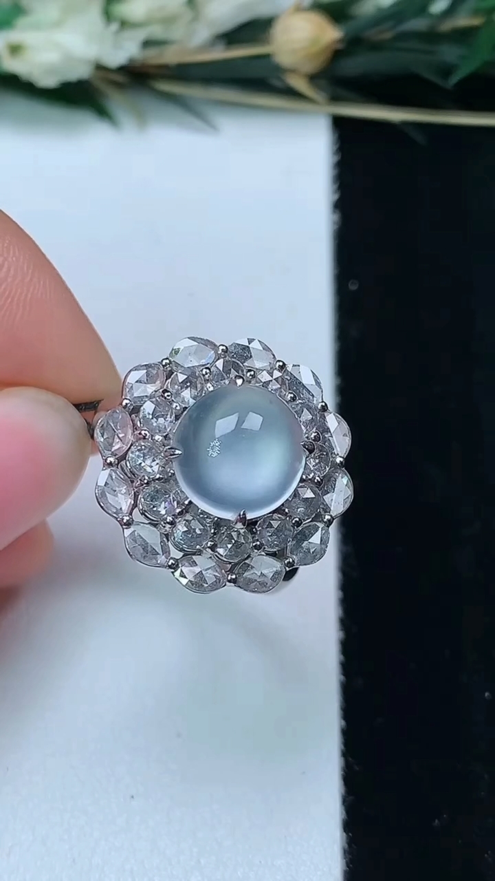 天然A货翡翠白冰蛋面戒指，尺寸17.4-9.5-9，重量:7.52g2026年6月11日
工厂直销收