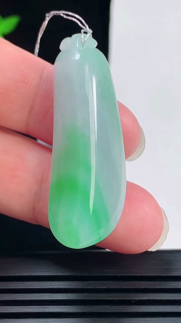 天然A货翡翠福瓜吊坠，尺寸44.6-16-12 重量:14.78g
6月11日