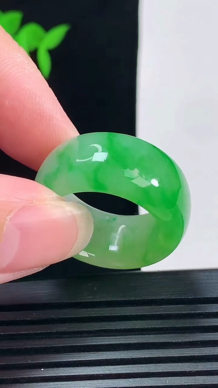 天然A货翡翠素面玉指环 戒指，尺寸19-12-5 重量:11.81g2026年6月11日
工厂直销收藏佳品,种好水足，色泽均匀，有种有色，上手高大气！