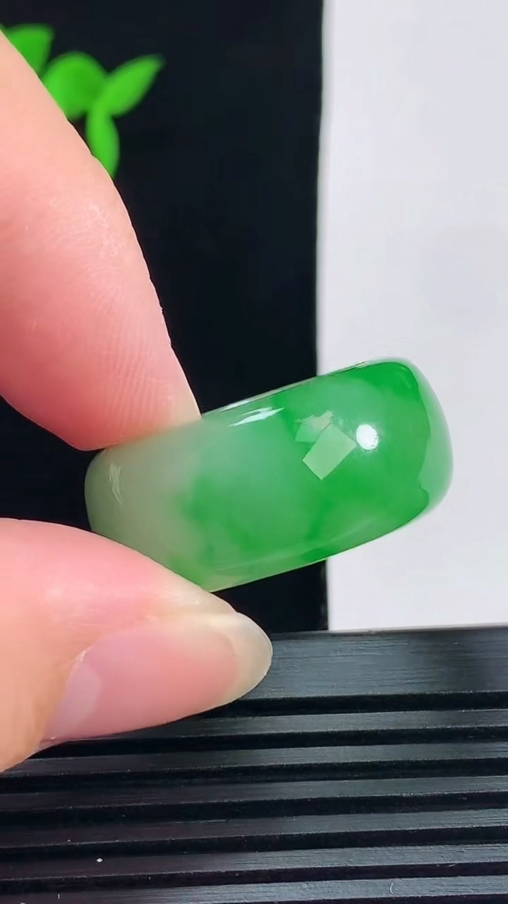天然A货翡翠素面玉指环 戒指，尺寸19-12-5 重量:11.81g2026年6月11日
工厂直销收藏佳品,种好水足，色泽均匀，有种有色，上手高大气！