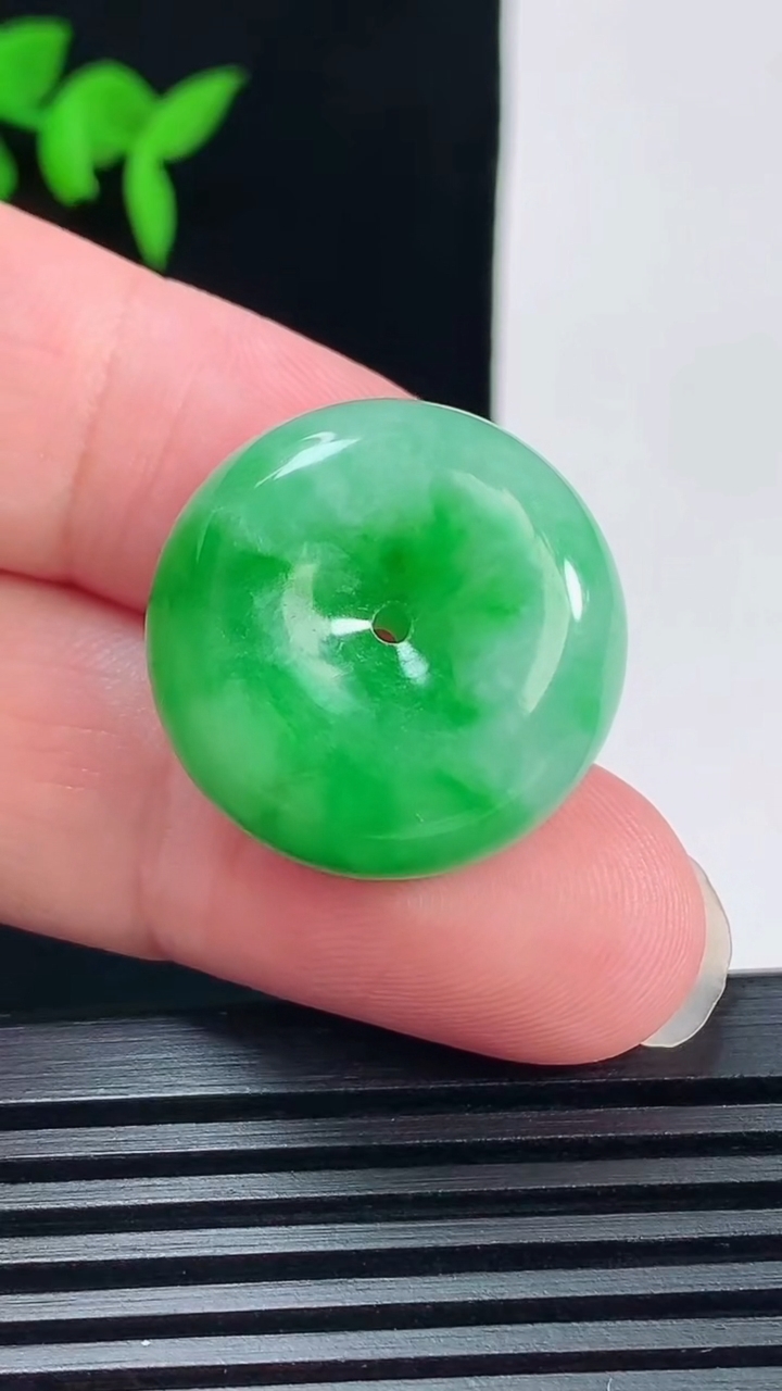 天然A货翡翠平安扣吊坠，尺寸23-11.5 重量:13.25g
6月11日