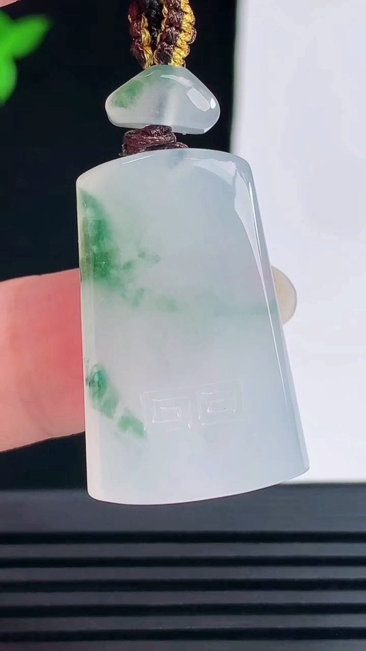 天然A货翡翠冰种飘花仿古无事牌吊坠，尺寸30.5-19.5-5.8 重量:10.59g
6月11日