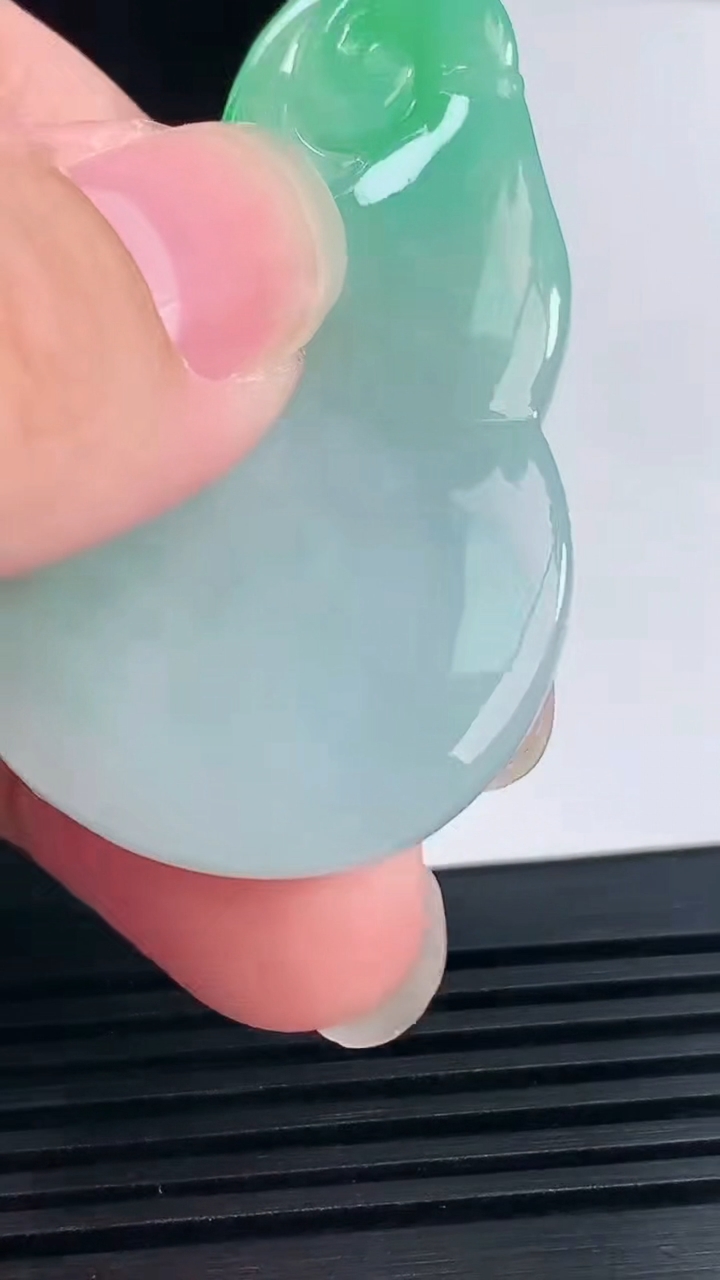 天然A货翡翠葫芦吊坠，尺寸52-32.5-11 重量:30.60g
6月11日