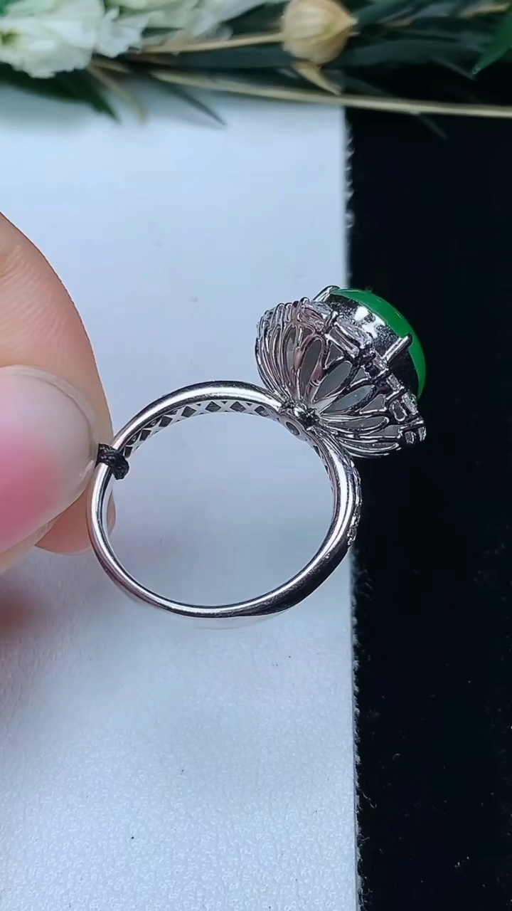天然A货翡翠蛋面戒指，尺寸16.9-12-10，重量:5.47g2026年6月11日
工厂直销收藏佳品,种好水足，色泽均匀，有种有色，上手高大气！