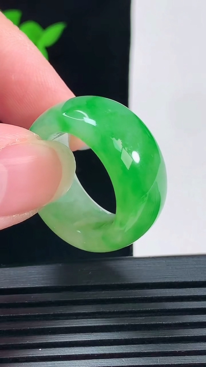 天然A货翡翠素面玉指环 戒指，尺寸19-12-5 重量:11.81g2026年6月11日
工厂直销收