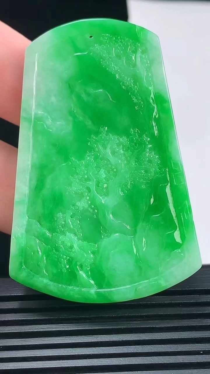 天然A货翡翠山水牌吊坠，尺寸59.5-40-5.2 重量:26.77g
6月11日