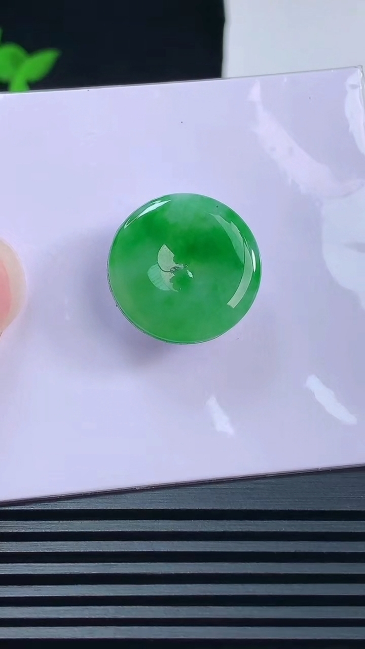 天然A货翡翠平安扣镶嵌件，尺寸20-2 重量:3.73g
6月11日