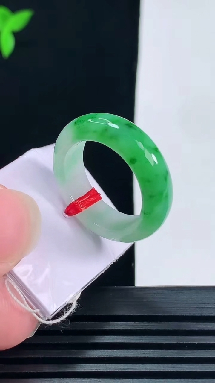 天然A货翡翠玉指环 戒指，尺寸18-6.2-3.8 重量:6.03g2026年6月11日
工厂直销收藏佳品,种好水足，色泽均匀，有种有色，上手高大气！