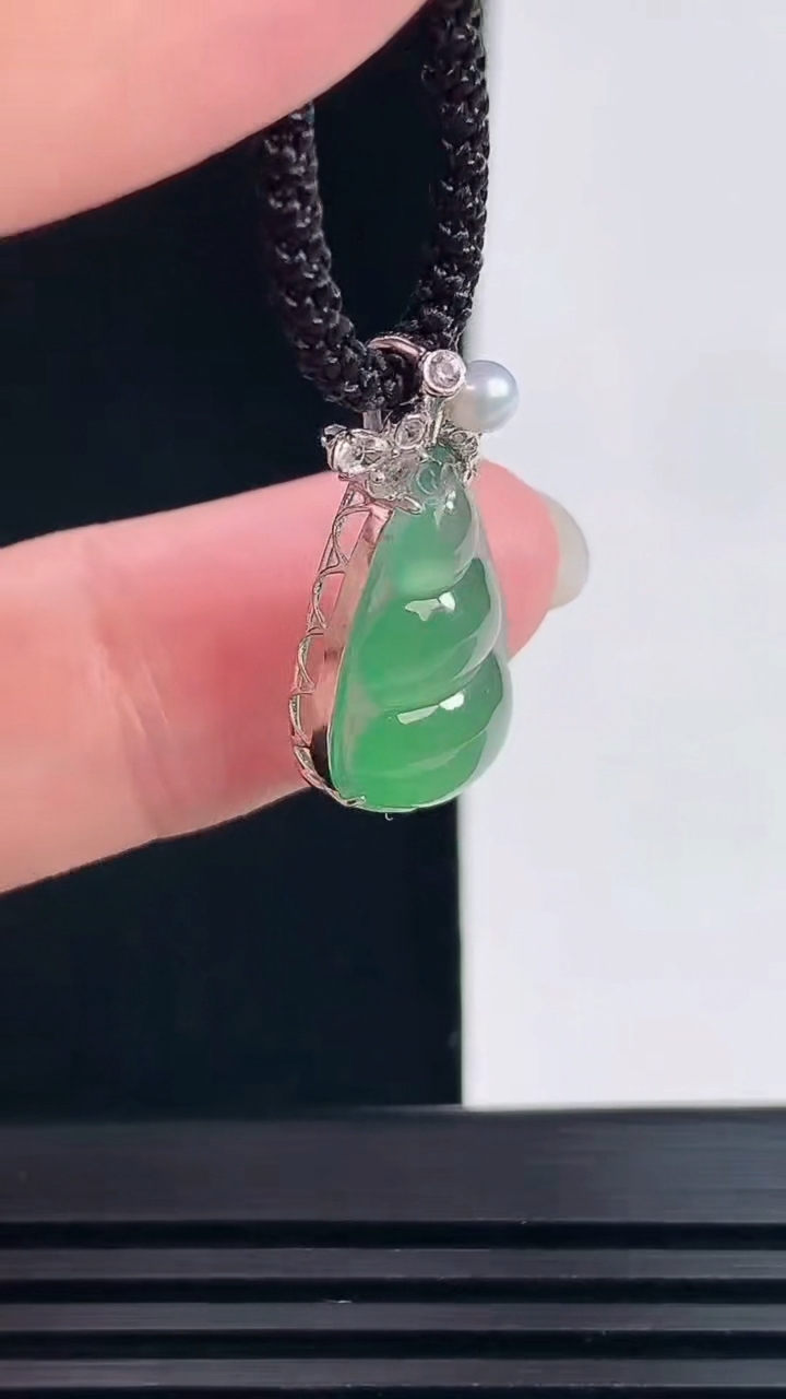 天然A货翡翠福豆吊坠，尺寸24.5-12-7，裸石18.5-12 重量:2.09g
6月11日