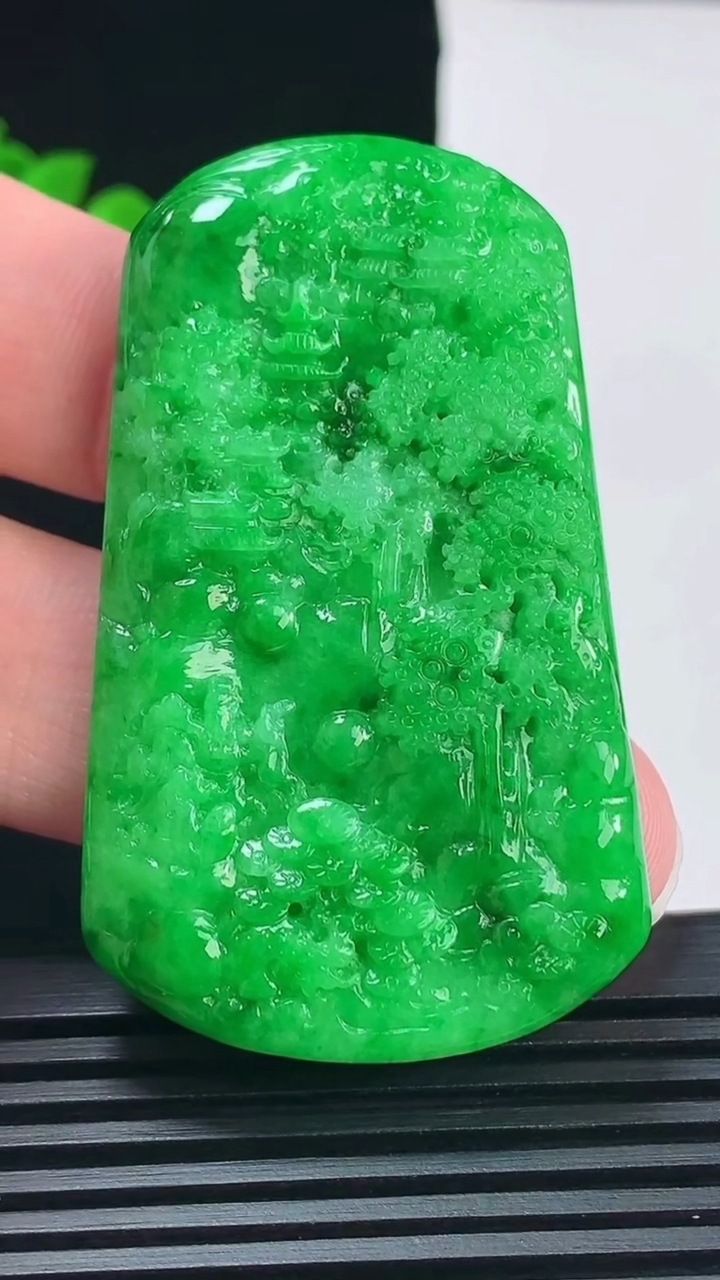 天然A货翡翠山水牌吊坠，尺寸57-34-5.8 重量:26.19g
6月11日
