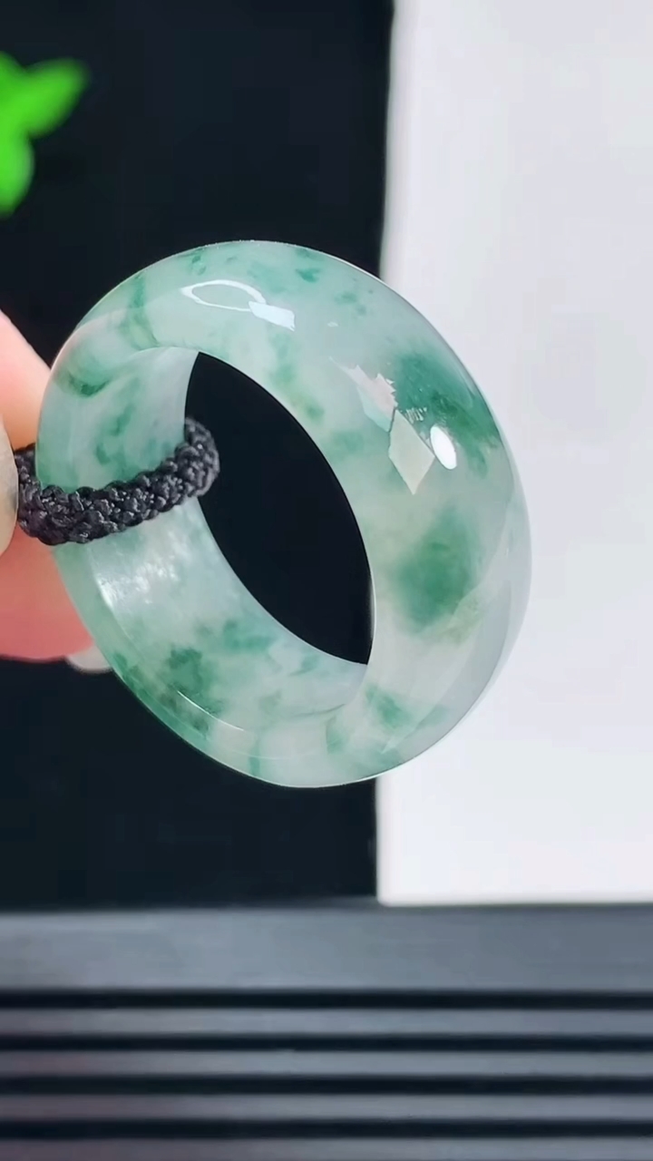 天然A货翡翠冰种飘花玉指环 戒指，尺寸19.8-9-3.6 重量:7.15g2026年6月11日
工