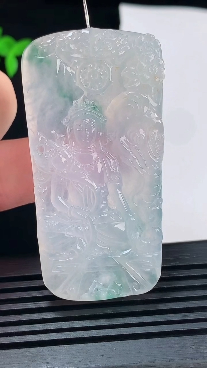 天然A货翡翠冰种飘花普贤菩萨吊坠，尺寸60.6-31.6-5.8 重量:26.45g
6月11日