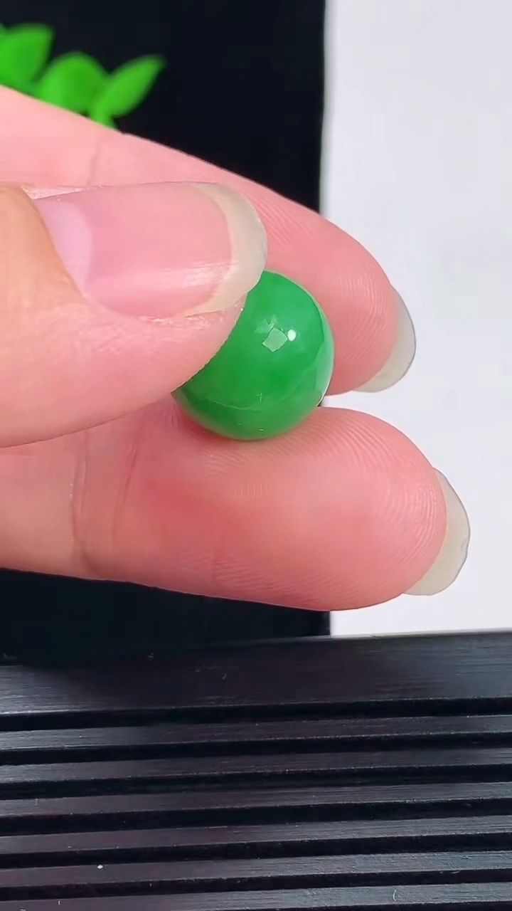 天然A货翡翠圆珠吊坠，尺寸13 重量:3.67g6月11日
工厂直销收藏佳品,种好水足，色泽均匀，有种有色，上手高大气！