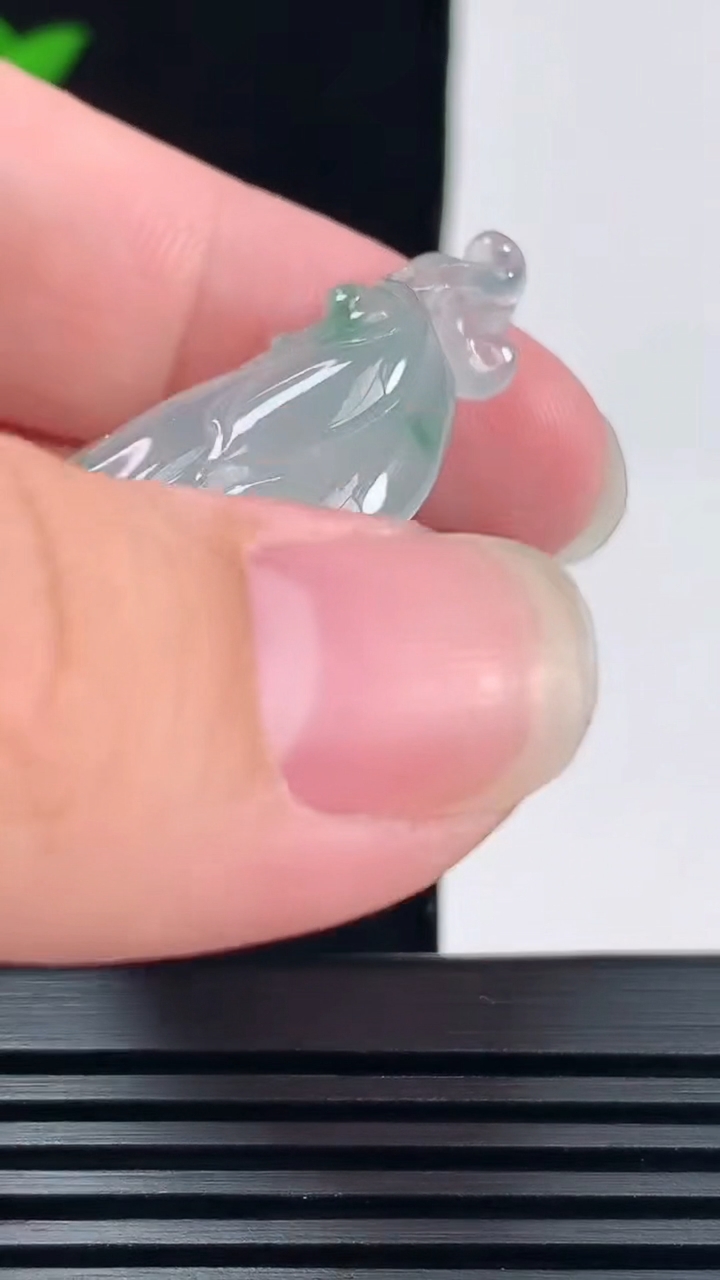 天然A货翡翠冰种飘花莲蓬吊坠，尺寸34-18-9 重量:7.68g
6月11日