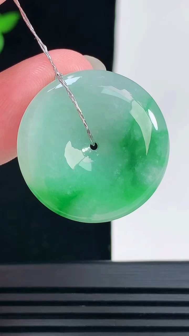 天然A货翡翠平安扣吊坠，尺寸26.5-5.6 重量:8.42g
6月11日