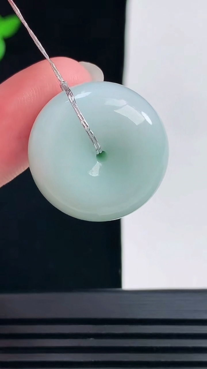 天然A货翡翠路路通吊坠，尺寸23.2-11.5 重量:13.50g
6月11日