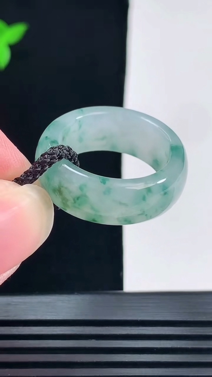 天然A货翡翠冰种飘花玉指环 戒指，尺寸19.8-9-3.6 重量:7.15g2026年6月11日
工厂直销收藏佳品,种好水足，色泽均匀，有种有色，上手高大气！