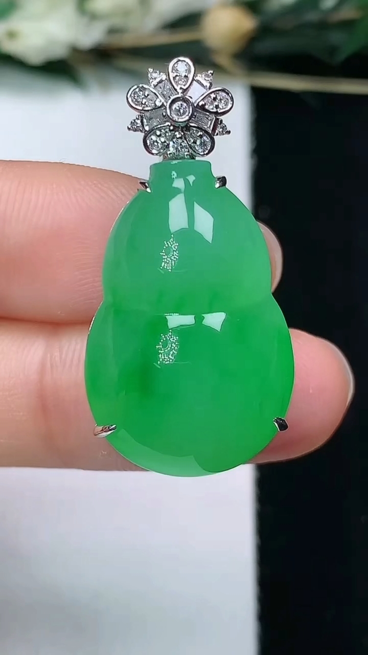 天然A货翡翠葫芦吊坠，尺寸24.2-16.2-10，重量:8.00g
6月11日