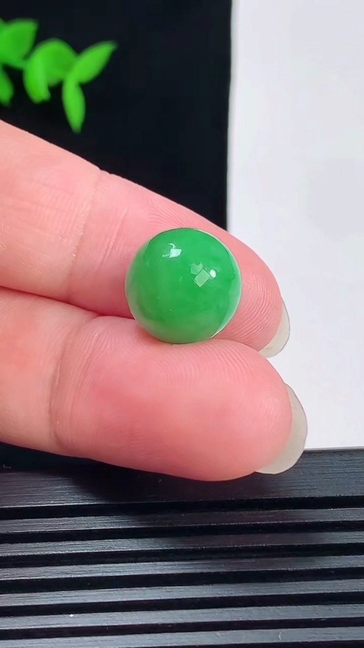天然A货翡翠圆珠吊坠，尺寸13 重量:3.67g6月11日
工厂直销收藏佳品,种好水足，色泽均匀，有种有色，上手高大气！